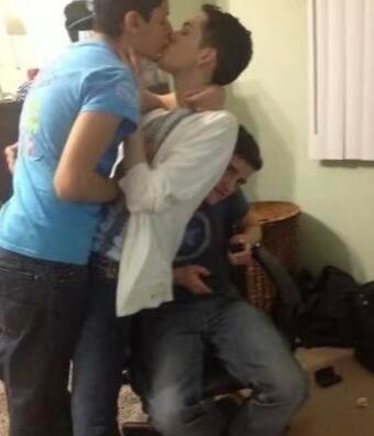 当我和小情侣拍照时belike