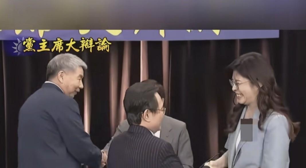 发现没有？在国民党主席竞选第二次辩论结束之后，出现了非常有意思的一幕。本来在辩