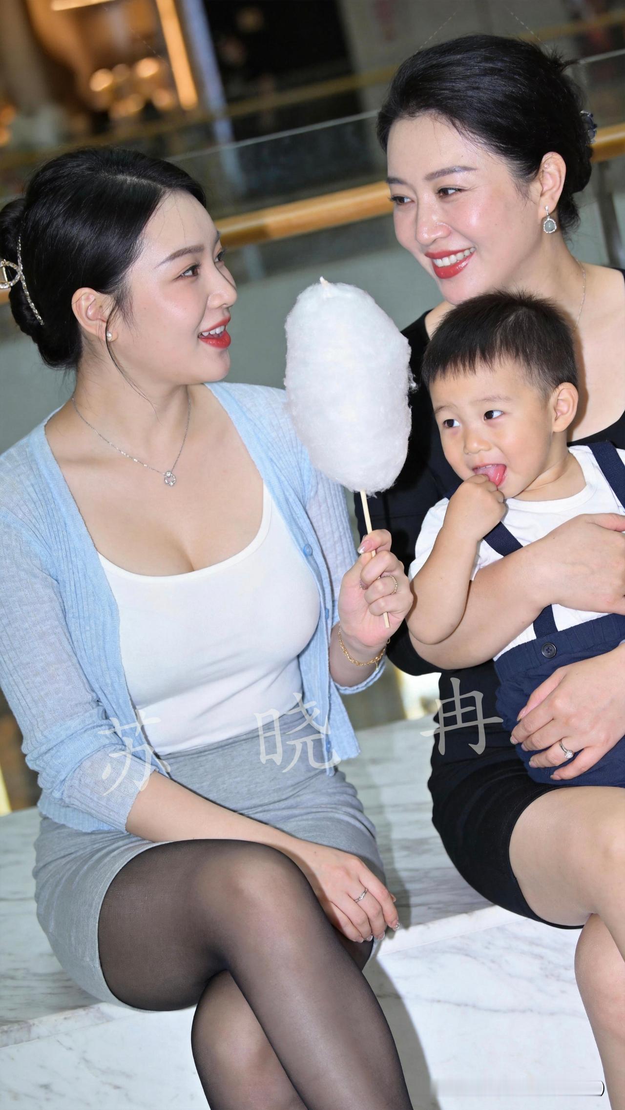 外婆抽空过来看望小乖孙，还特意带上了甜甜的棉花糖。妈妈手里举着蓬松洁白的棉花