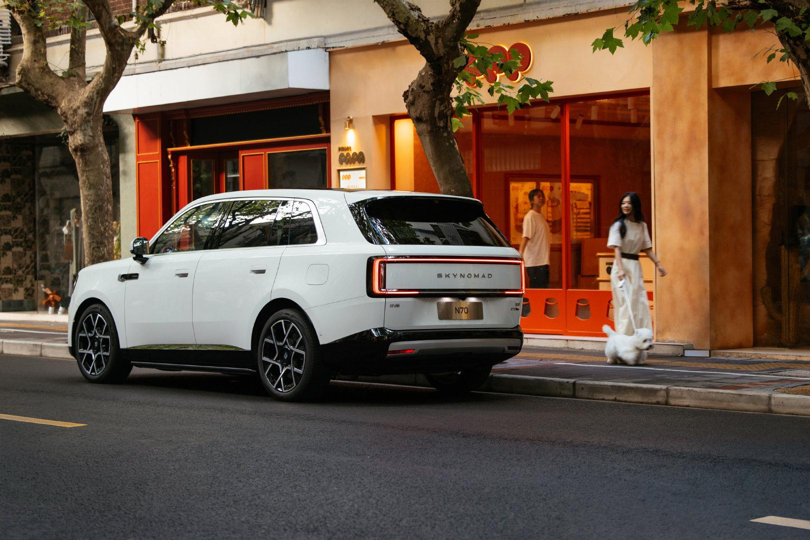 白色小米澎程上街了，这颜值感觉是50万级的，看图三的小姐姐[笑着哭]​