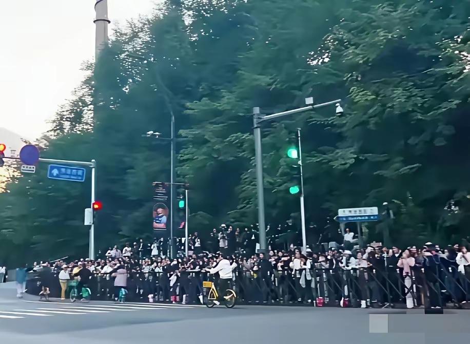 等看孙颖莎的人堪比粉丝见面会！在北京街头，等看莎莎的人自觉成排，整齐地等待着莎莎