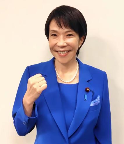 高市早苗再也控制不住自己的表情了，在NHK的采访镜头前，她攥着拳头大声喊道：中国