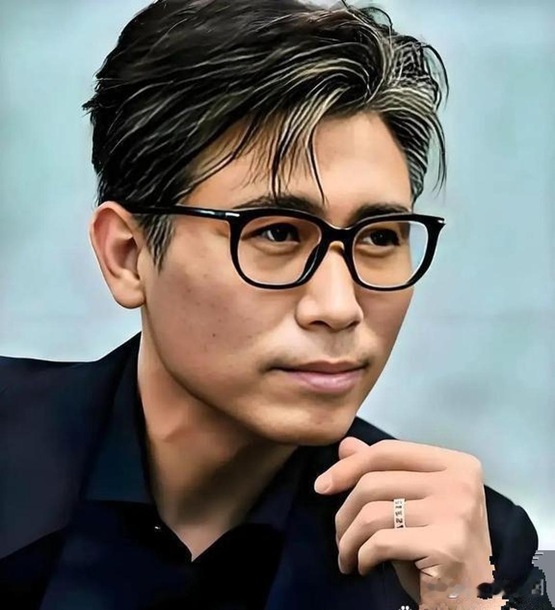 李乃文是1974年出生的实力派演员，他确实有5个孩子，家里负担不小。他和前妻杨婷