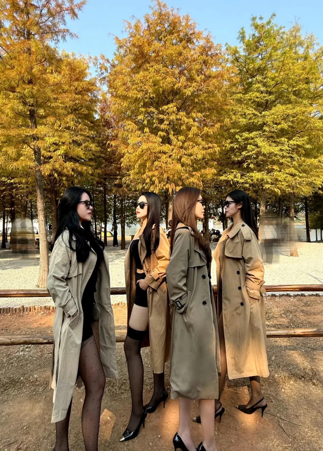 秋日暖阳下，四位姐妹的时尚穿搭，尽显优雅与自信。女生如何穿搭看起来时尚更有品味呢