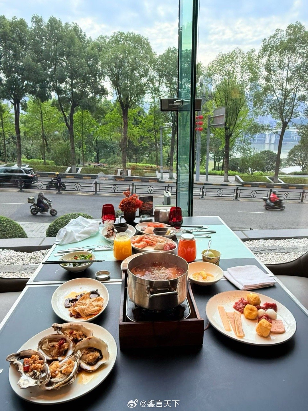 再发昨天午间自助餐漏掉的餐品。