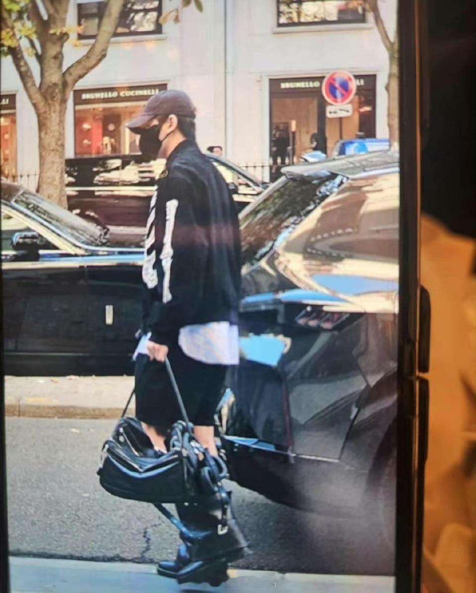 邓为回国路透，高糊都挡不住的潮！​​​