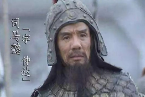 1994年，《三国演义》拍摄片场，穿着铁甲的魏宗万看着坐在椅子上的唐国强，生气地