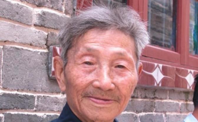 1979年，一位老红军为了证明自己曾是红军战士，前往北京找当年的政治部主任。时隔