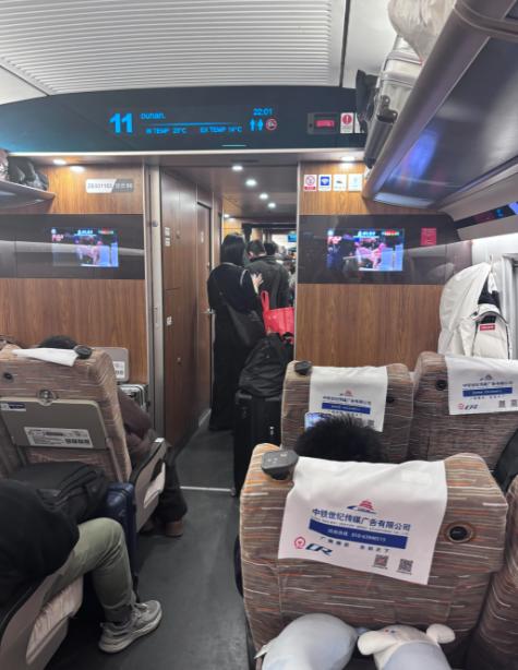 高铁上爱人帮邻座姑娘把箱子抬上行李架，对方眼皮都没抬一下。下车时姑娘盯着行李架等