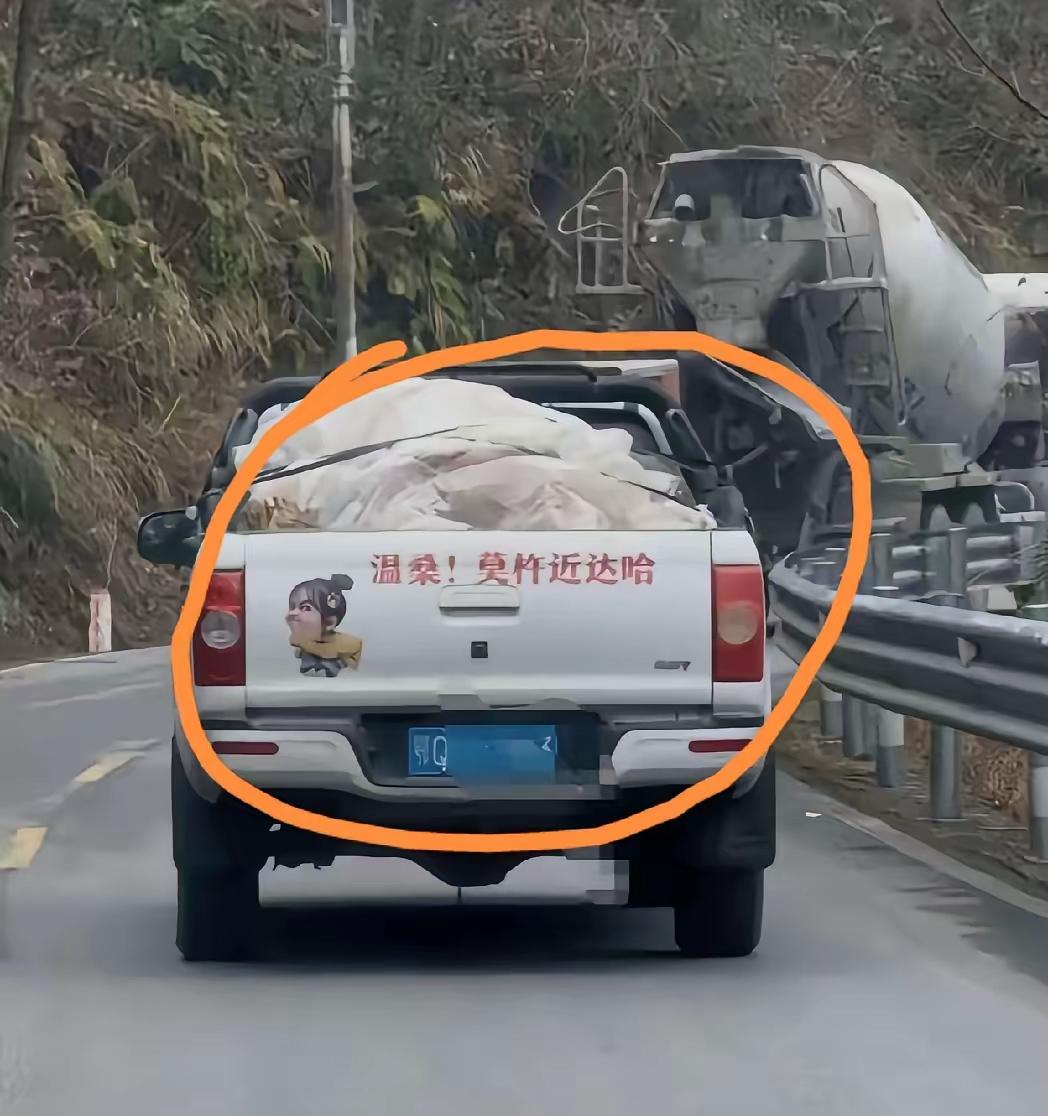 温桑，四川內江话泛之搐生，意思就是猪呀狗啊别来碰我。再来一句內江土语喊吃饭了：