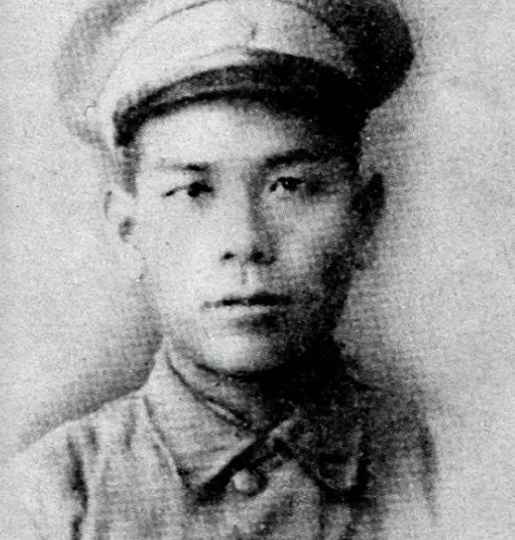 1936年，西安事变后，曾扩情被释放回南京，可他一下飞机，戴笠就带了十几个特务走