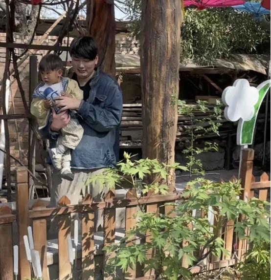 大衣哥儿子朱小伟近照曝光，照片中的他穿着休闲牛仔外套和休闲裤，头发也做了时尚的造
