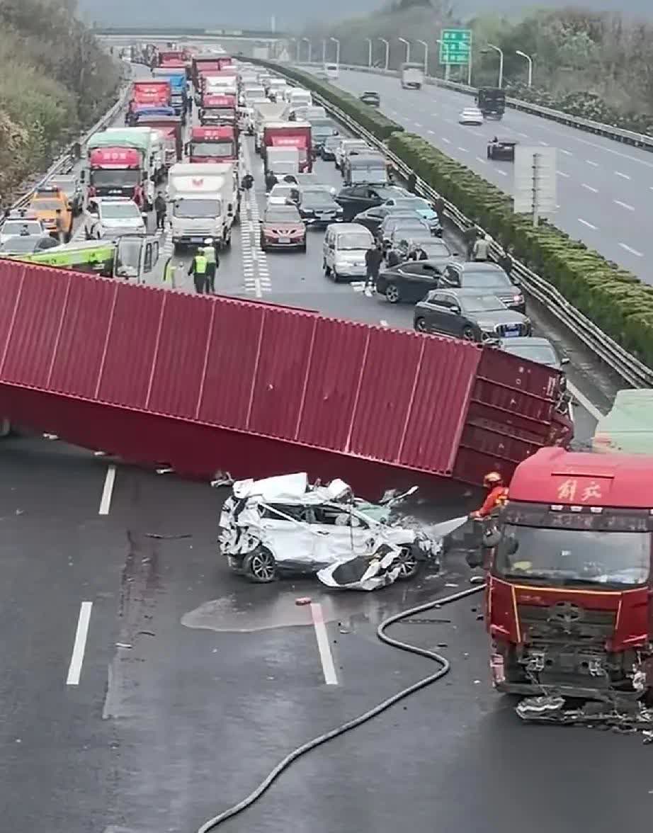 这样的车祸大部分都是因为小车引起，车技决定车祸，大车驾驶员最起码都在3年以上驾龄