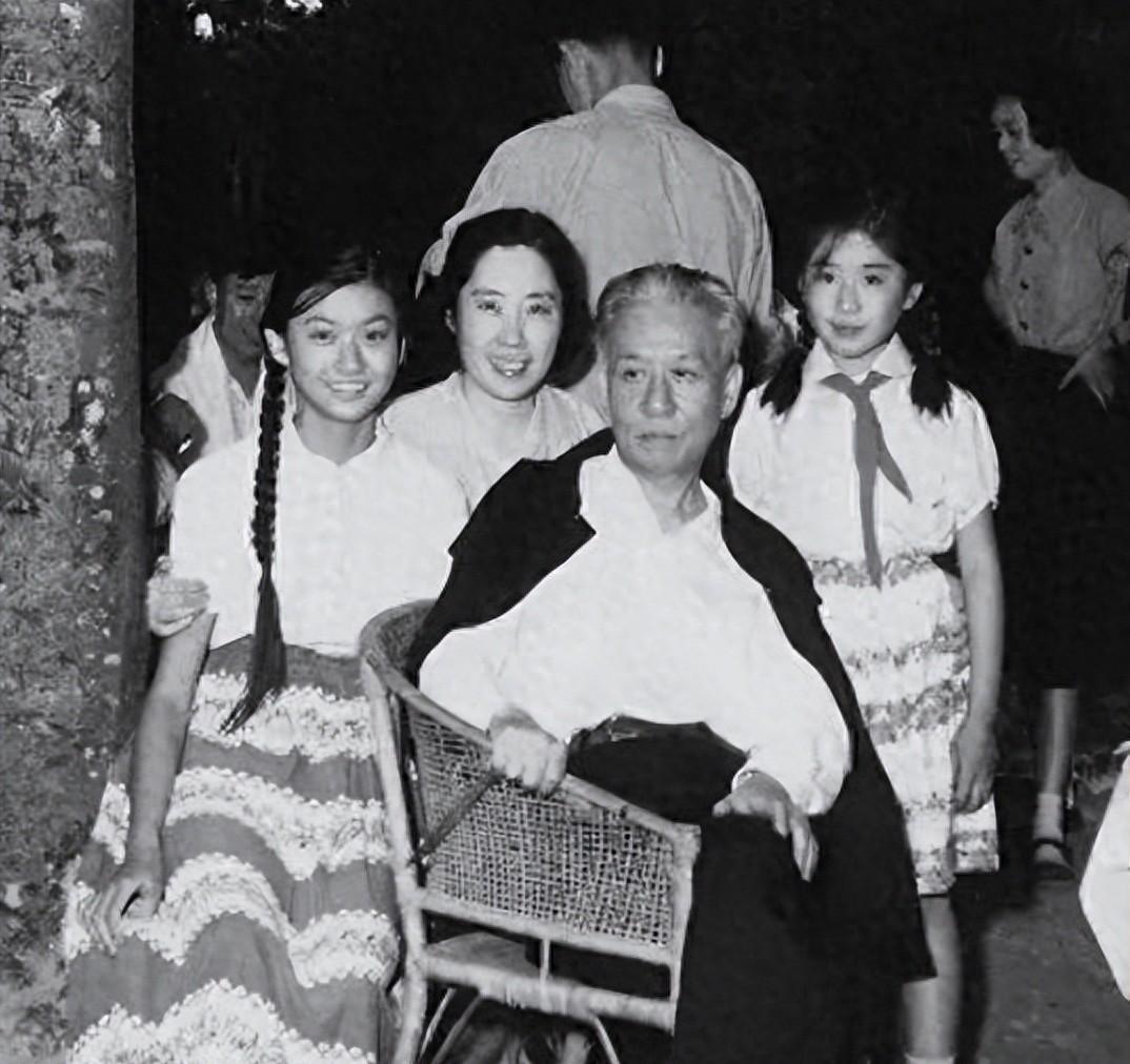 刘少奇前妻之女对王光美女儿讲：你不是我亲妹妹，王光美一句话化解显胸襟很多人