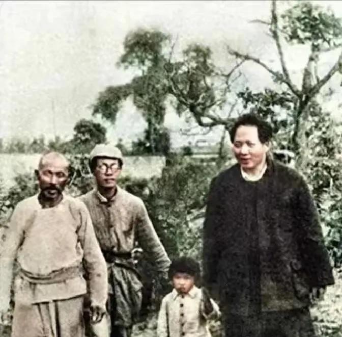 在延安的土地上，留下了毛主席温暖的足迹。画面中，毛主席右手牵着小李讷，那是充满父