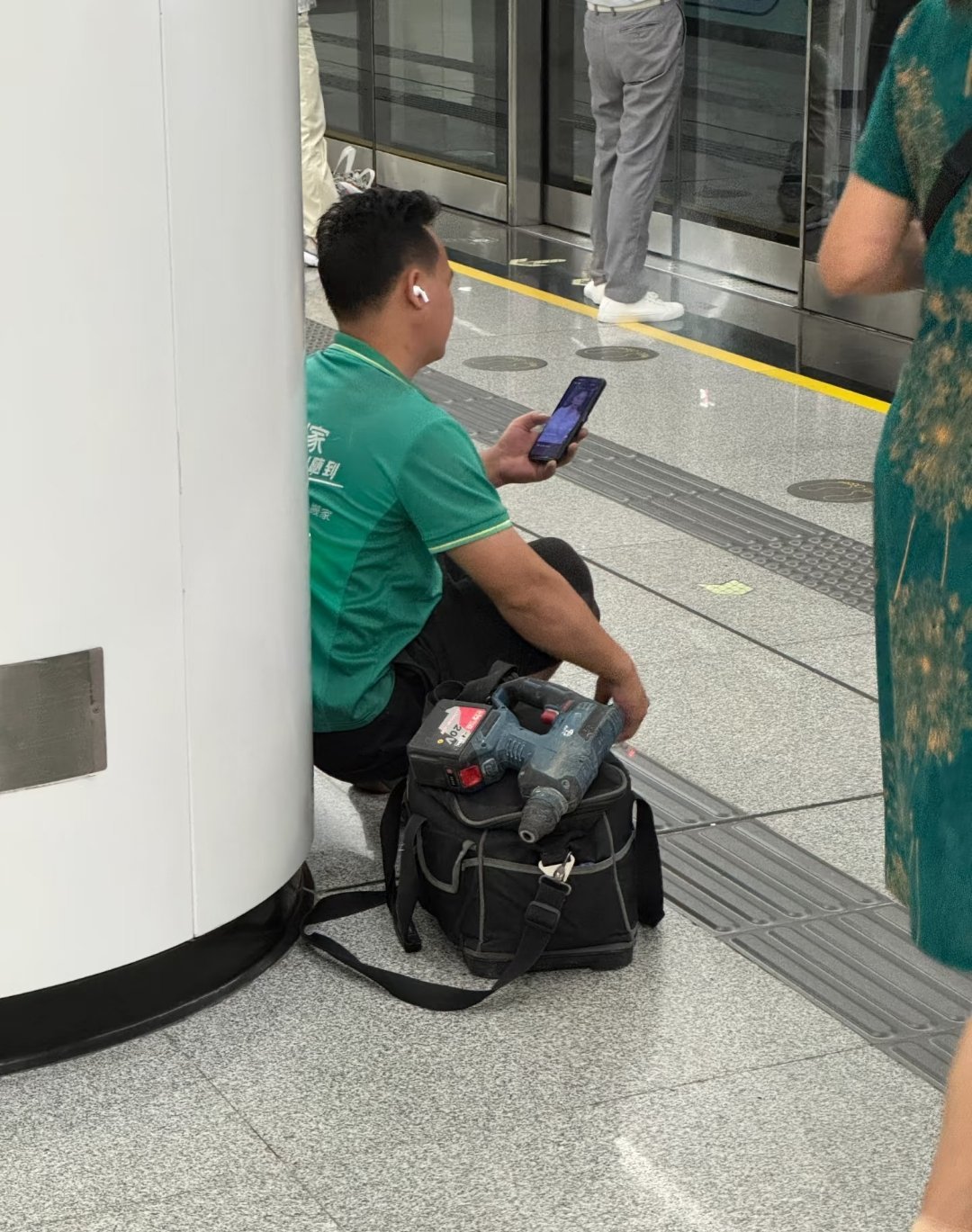 公共场合，他自己不觉得羞愧吗？