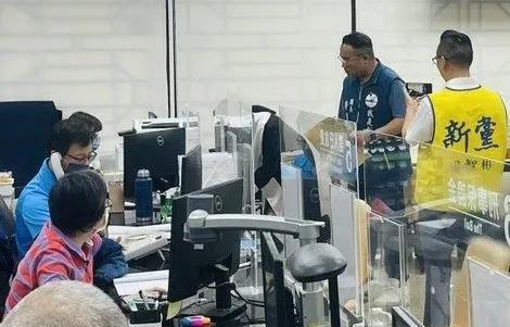 民进党籍监察机构官员李俊俋一边哭穷喊立法机构删减预算，导致监察机构没钱买厕纸，一