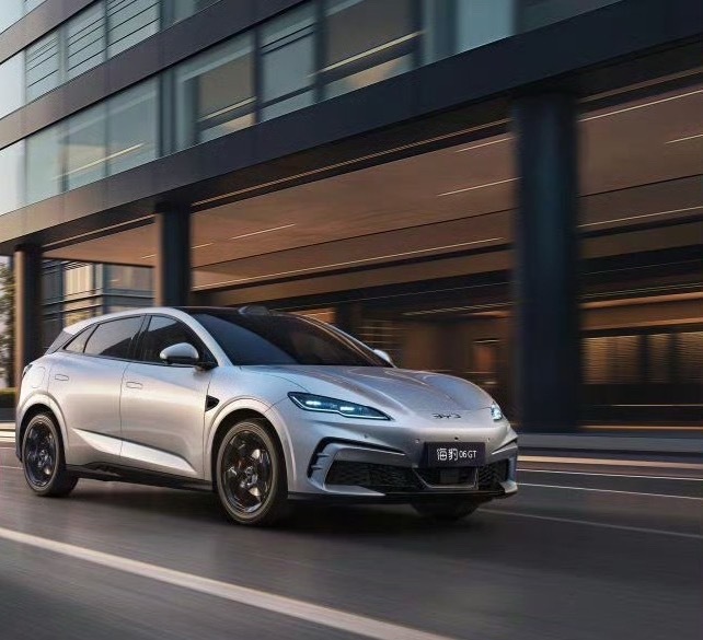 男生的快乐很简单！一台2026款海豹06GT就够了。326匹后驱、6.5秒破百，