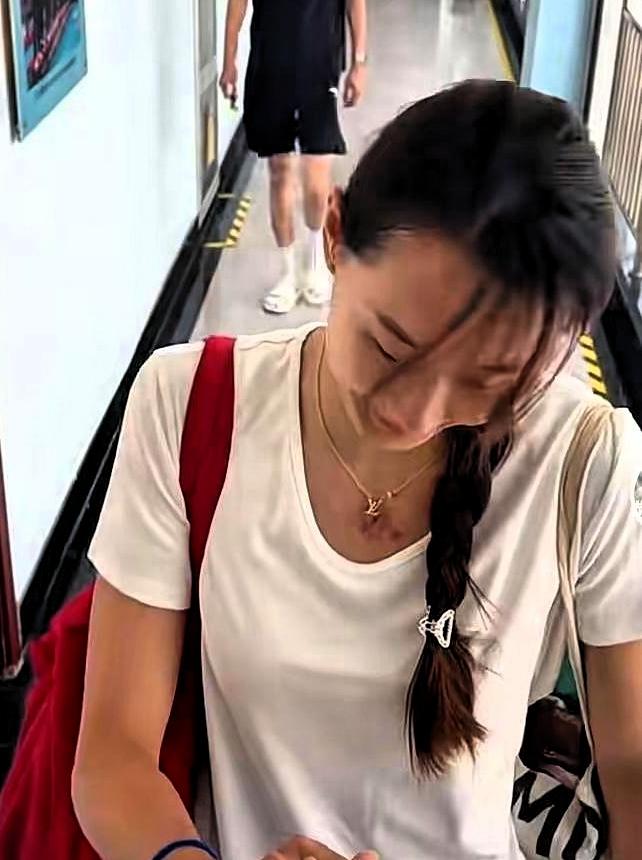 太解气！杨涵玉果断留洋破局，这才是运动员最硬的底气如今的中国女排阵容更迭，