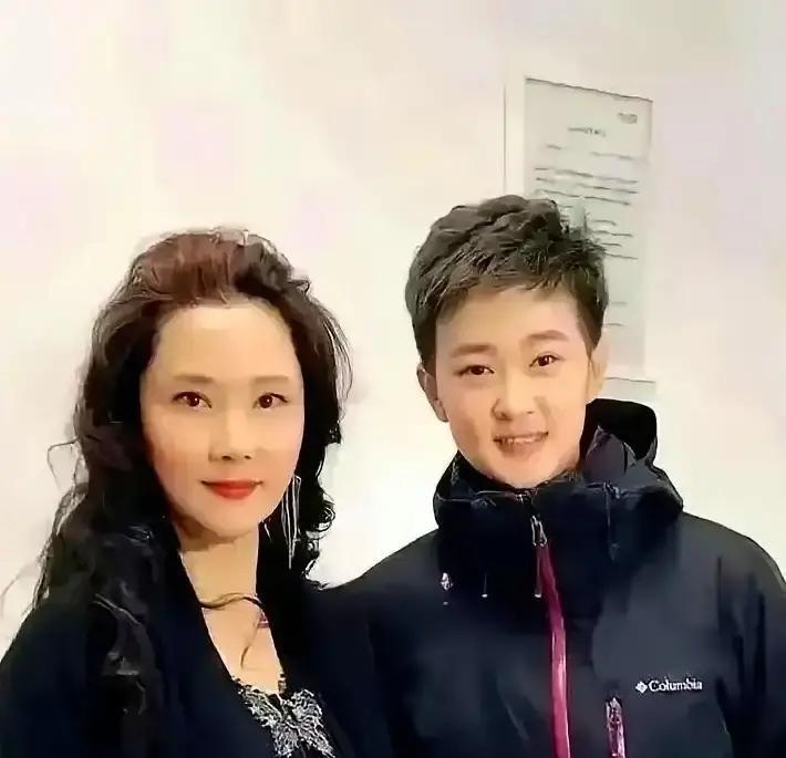 26岁女儿素颜像路人，57岁何赛飞却越活越艳照片里，女儿穿卫衣牛仔裤，低头