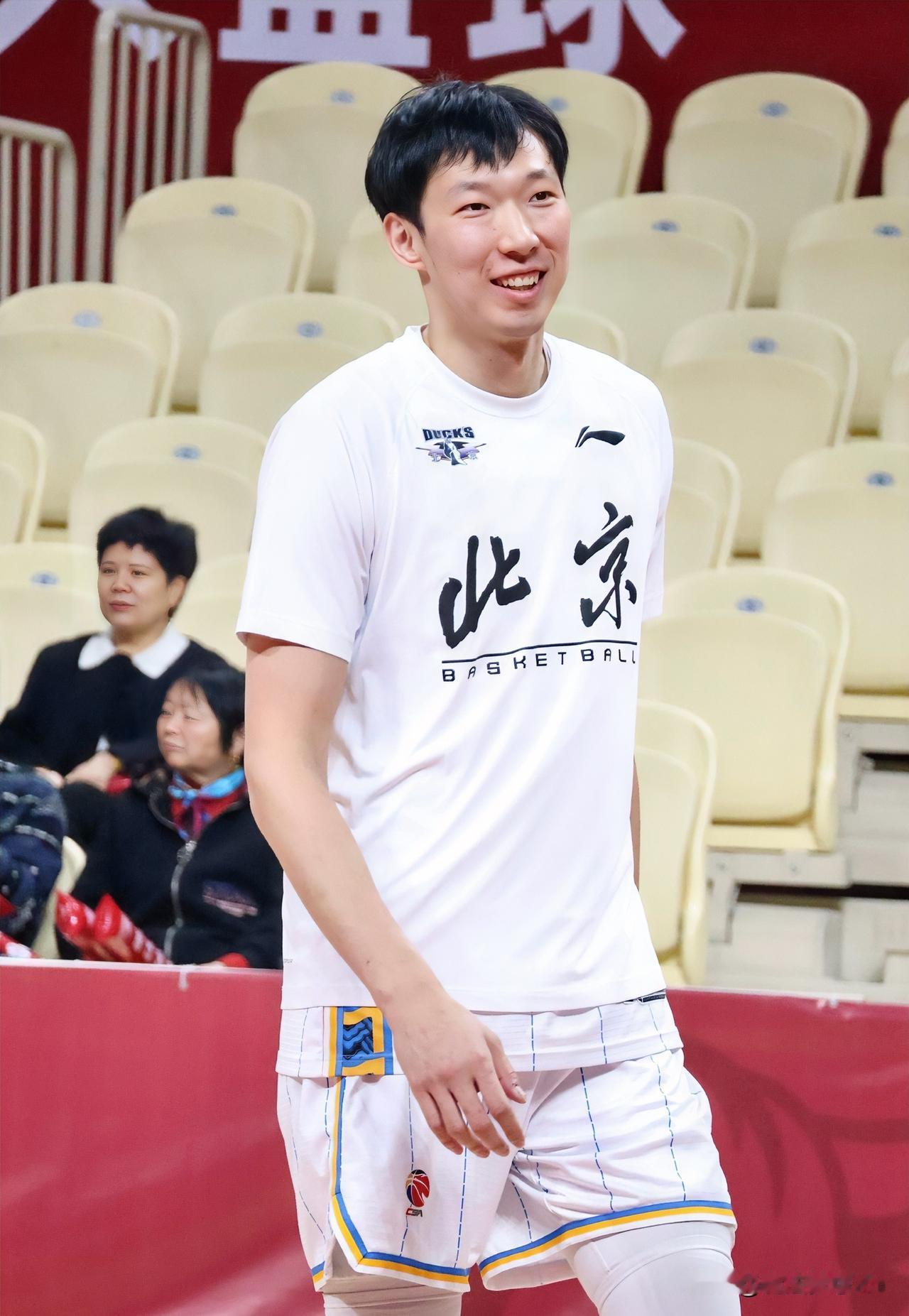 周琦对阵四川男篮只打了7分钟，不查不知道，一查才明白，原来周琦后3节没出场是