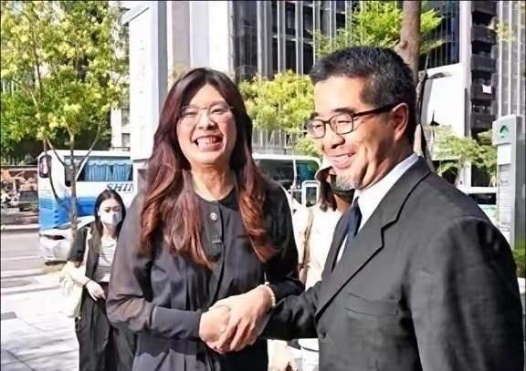 郑丽文现在估计挺后悔的，后悔什么？她后悔的不是加入国民党，也不是竞选主席时曾缴纳