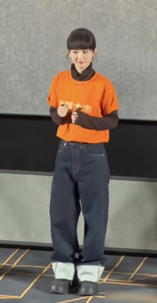 丽颖呀，咱们是没有裤子穿了么，为什么要穿这么长的裤子出来呢？这条裤子，除了靠脸撑