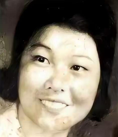 麻栗坡烈士陵园960座墓碑中，只有一张少女照片。她是唯一女烈士，18岁，叫杨志琼