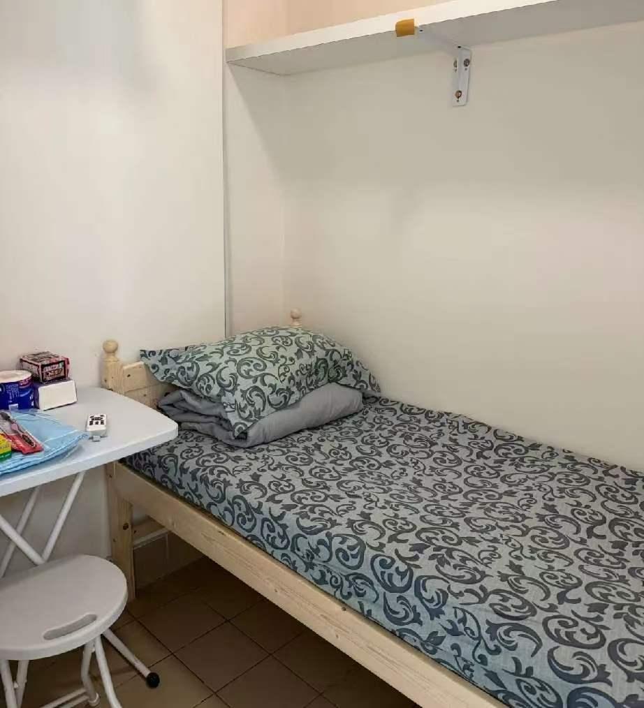 女儿叫我去深圳帮她带娃，我高高兴兴去了。到了才知道，她在隔壁楼给我租了个单间，白
