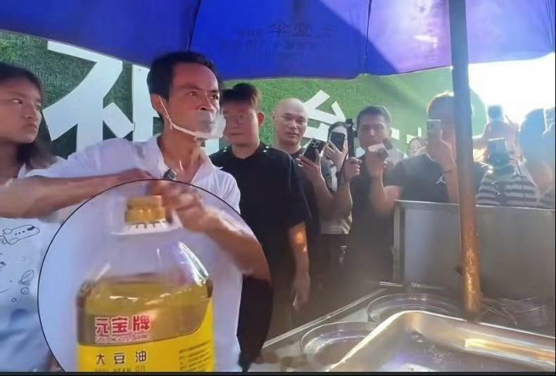 网友眼真尖，发现鸡排哥摊位和西贝用的是同一款油[doge]​​​