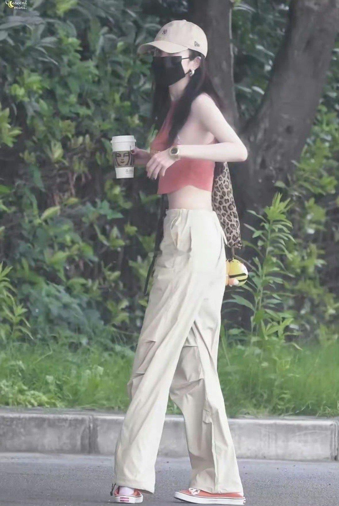 杨幂这个姿势一般人还真模仿不来