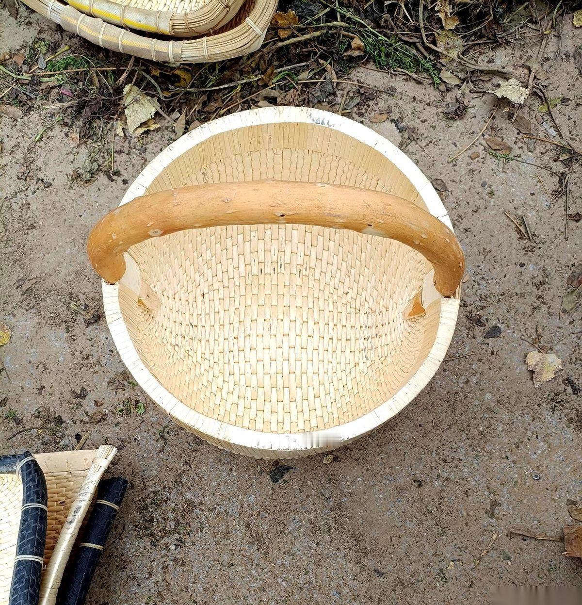 120块。就这么一个手工编的芭斗子，在曹县的集市上，开价120。估计很多人第