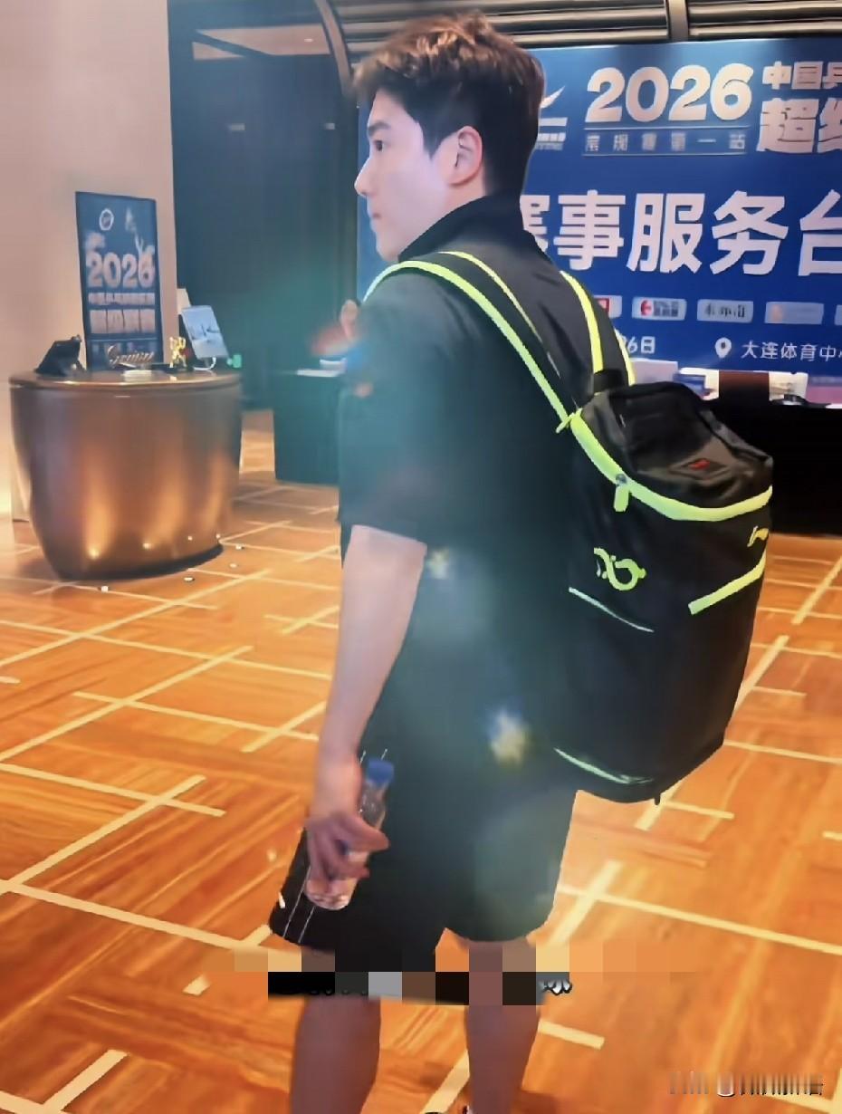 二宝真的是古灵精怪的小朋友。梁靖崑去大连打乒超了，奚美丽又开启一个人带娃模式，