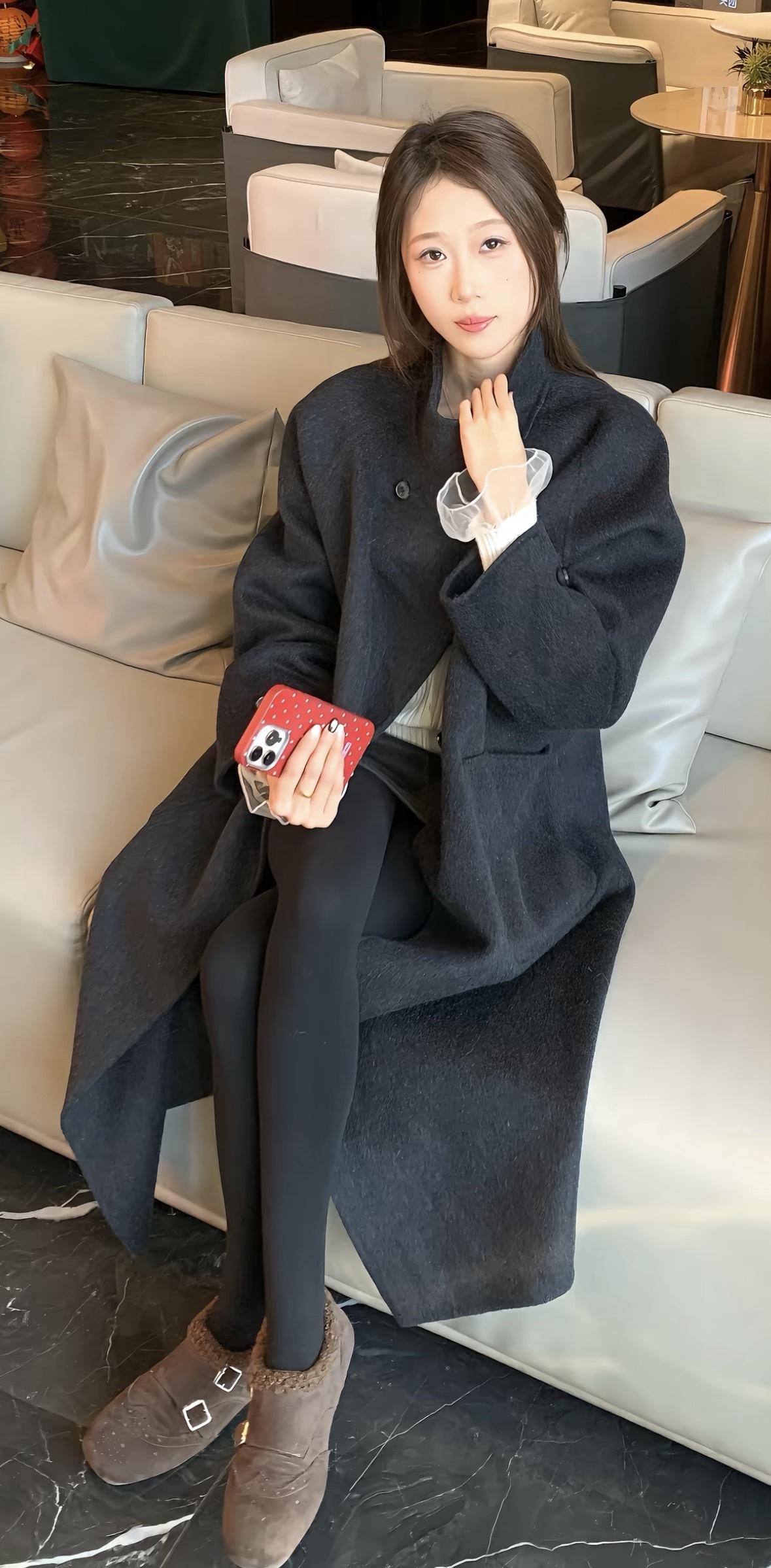 冬日穿搭指南：温暖毛衣+毛呢大衣，搭配棕色靴子，时尚又保暖！🌟👗👢