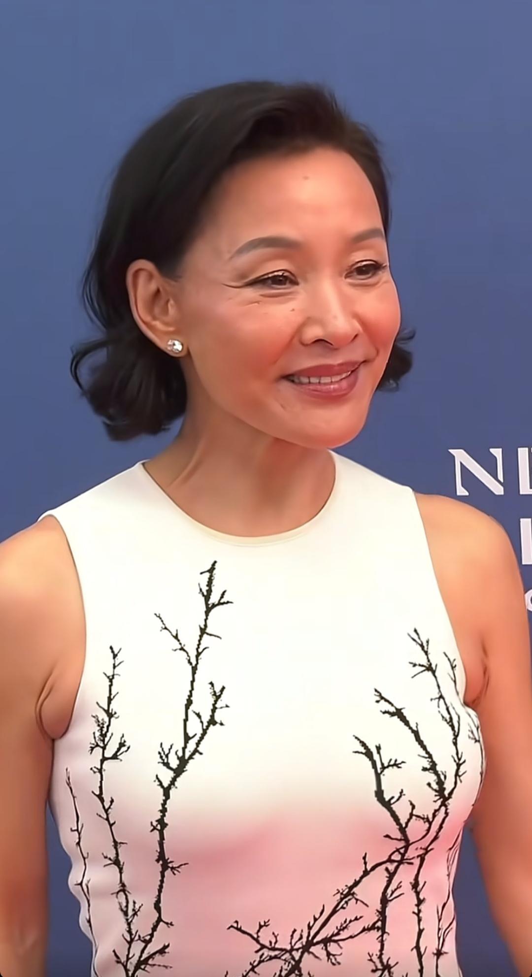 64岁的陈冲，最近带着小女儿拍杂志，想帮女儿在娱乐圈铺路，结果网友们不买账，反问