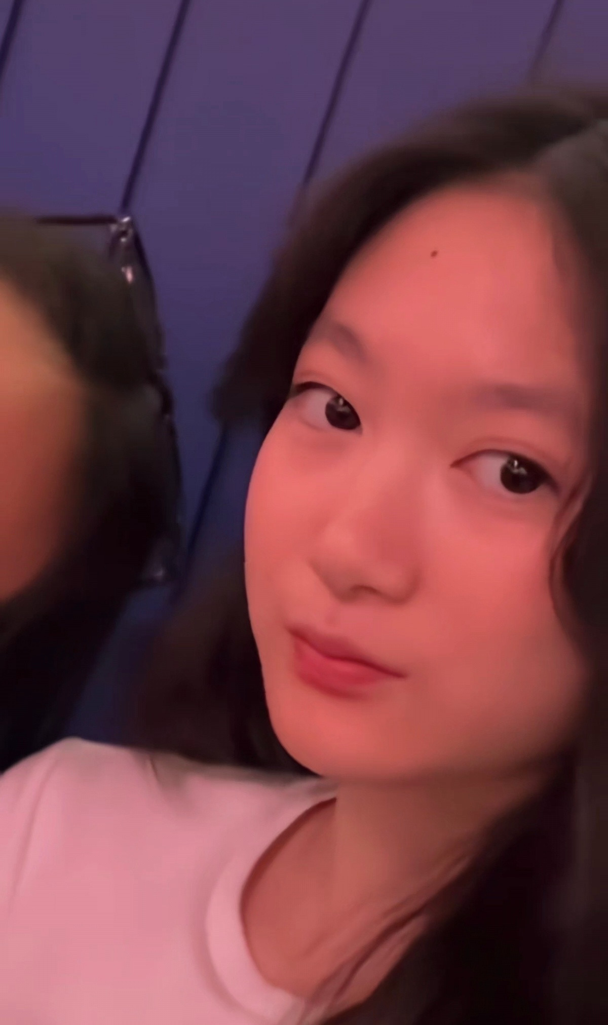 李小鹏女儿奥莉已经14岁了，看起来挺成熟的。不过西式的小孩比较早熟，14岁看着像