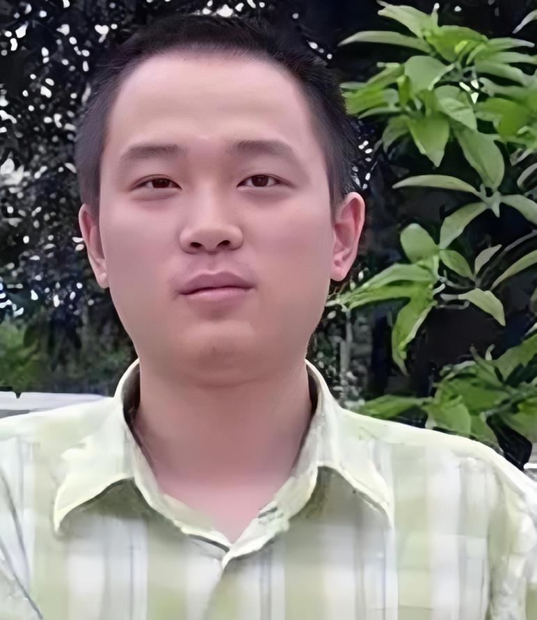 他被称为全国第一考霸，国内唯一四次参加高考，先后被复旦、北大、清华两次录取，但他
