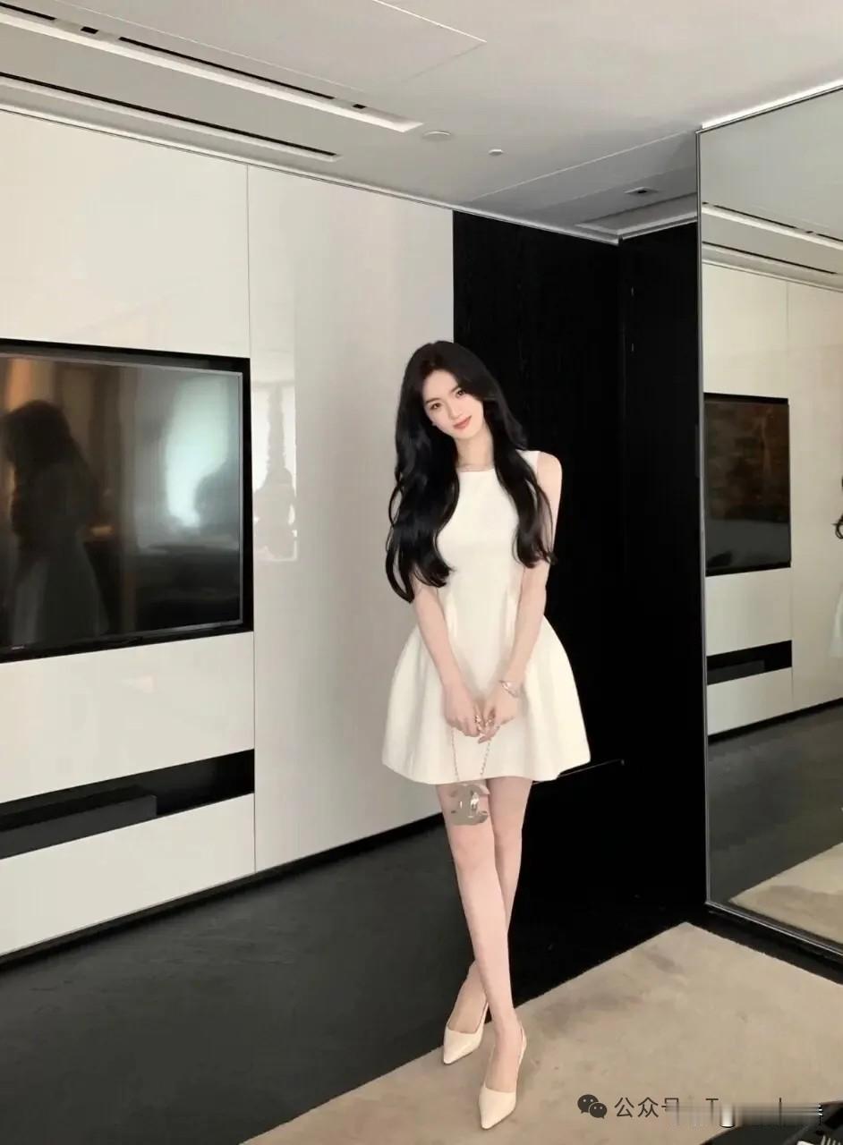 优雅白裙，精致妆容，时尚穿搭，自信满满！