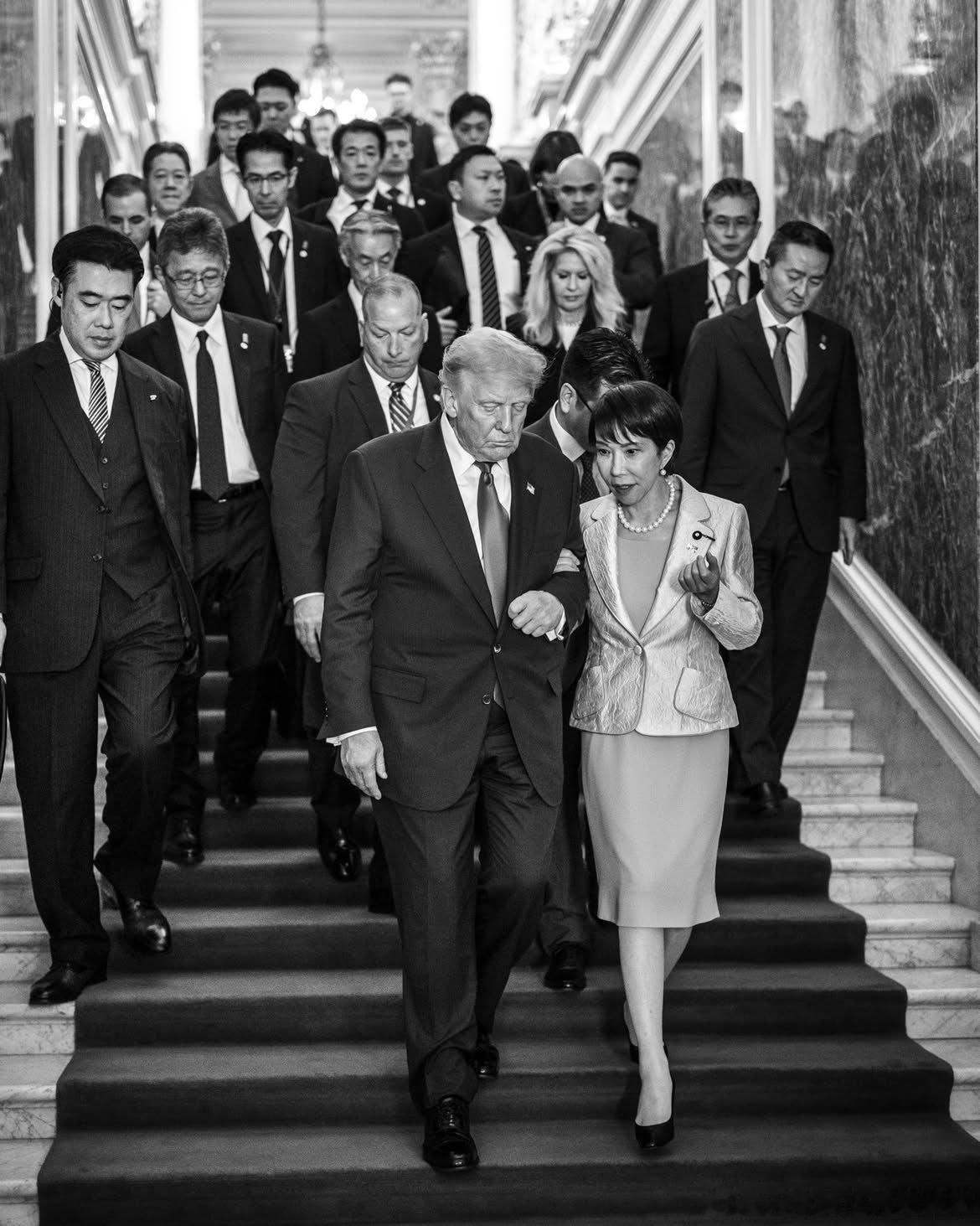 高市早苗喜欢搂着的男人，不经意间的动作就显示出来了​​​