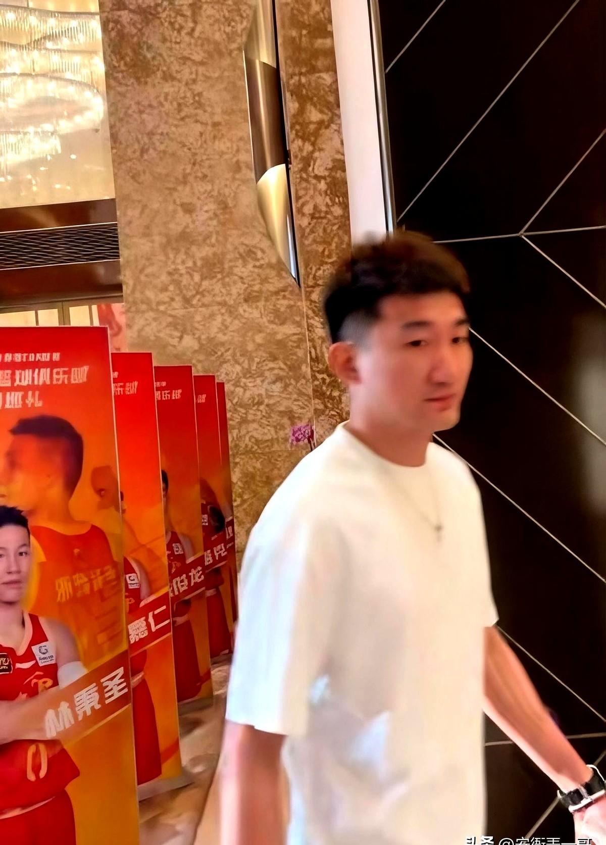 赛季答谢宴尾声，球员陆续离场。孙铭徽心里还惦记着总决赛的表现，提前走了，直接去