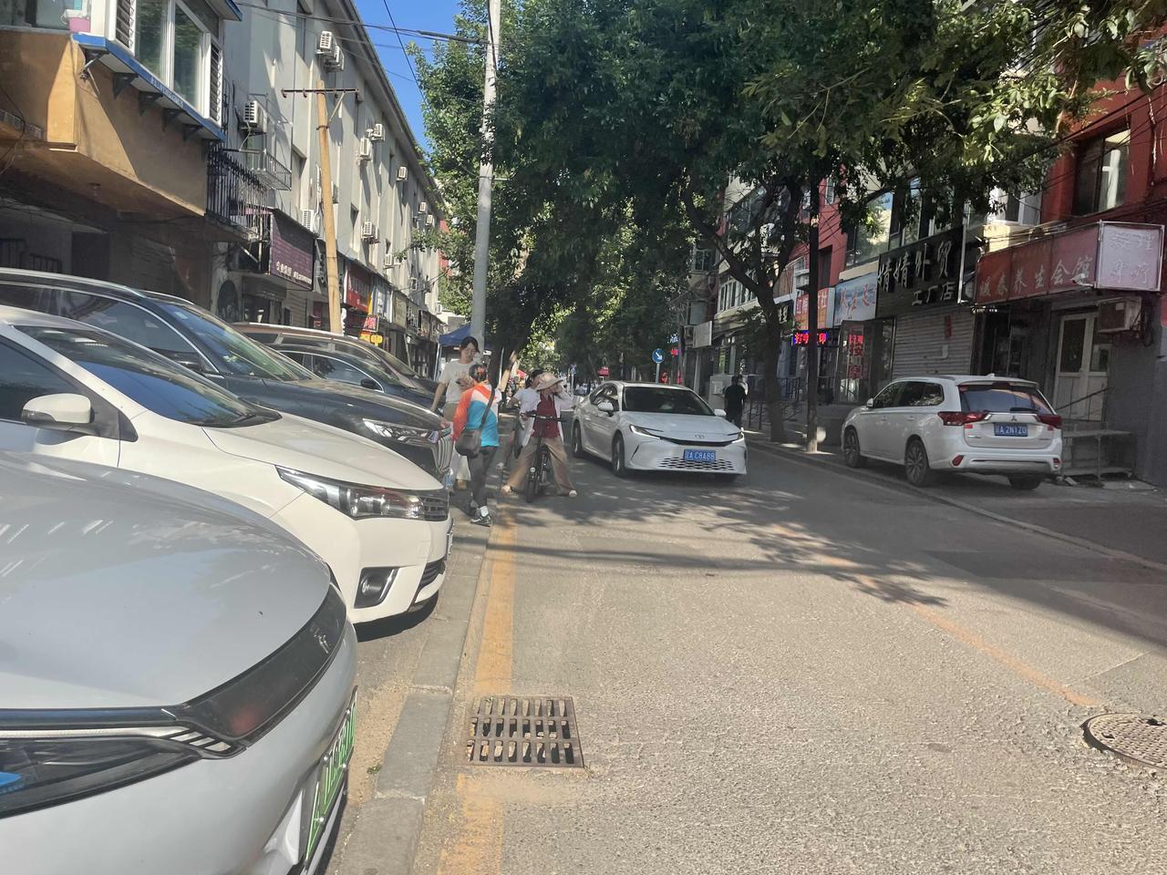 沈阳市和平区南九马路从太原街到新华路，路边违停车辆太多，学生上学放学只能被“赶”