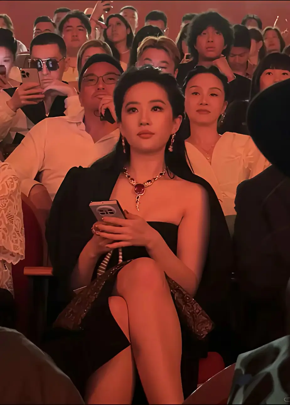 刘亦菲美和丑就在一瞬间