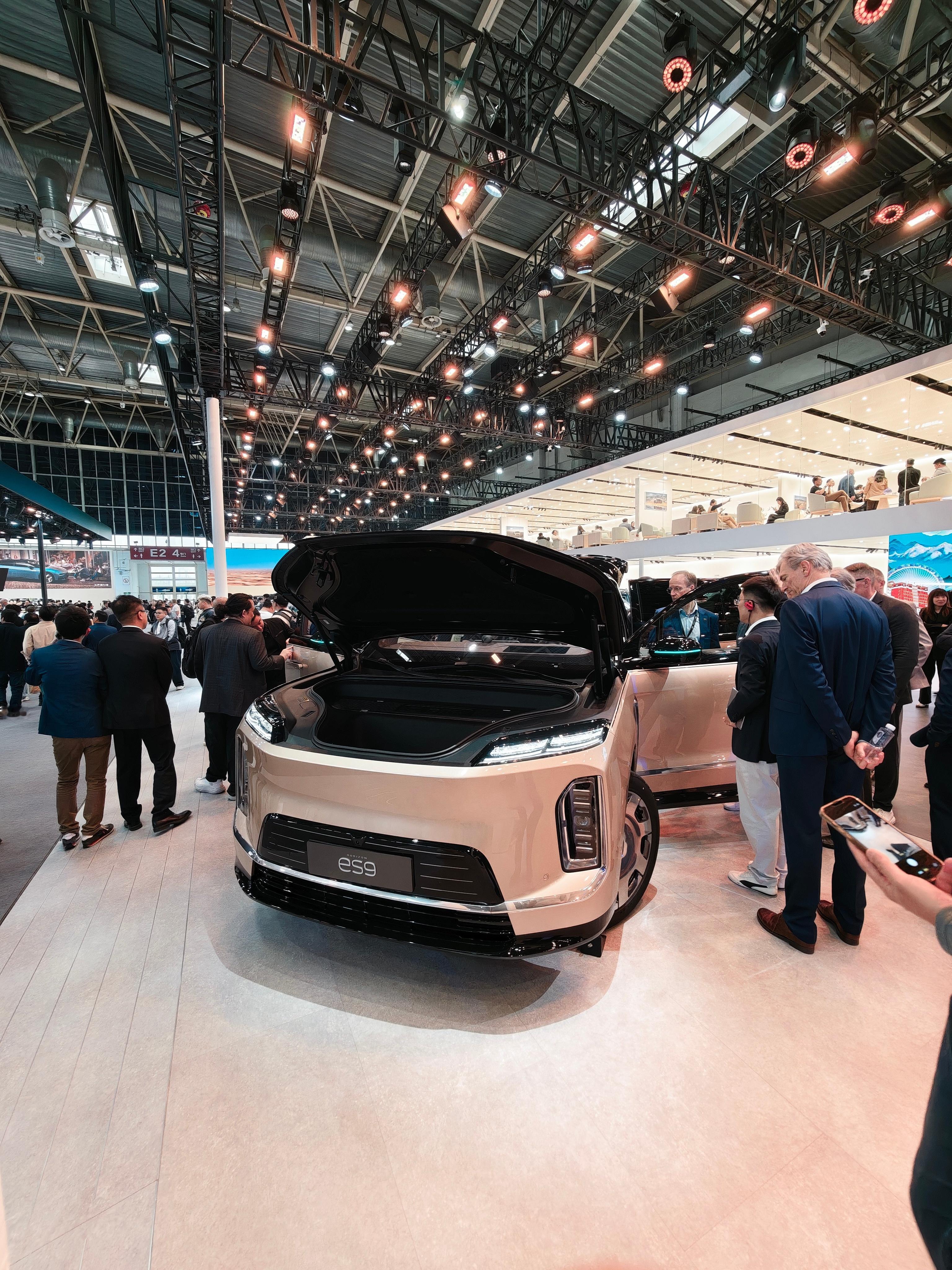 巨物感的蔚来ES9，给传统品牌的全球大佬们一些东方震撼2026北京车展