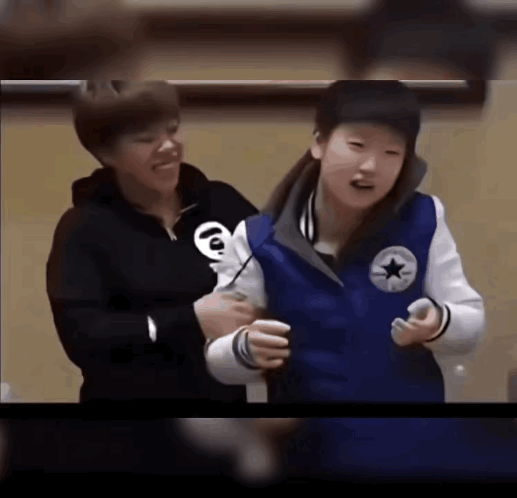 王艺迪逗莎名场面：这是把莎莎当小猫撸了？王艺迪逗孙颖莎的画面也太好笑了！上