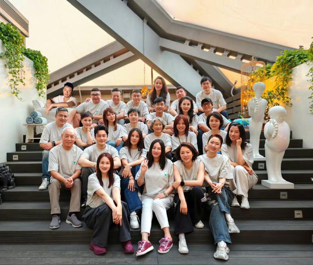 演员黄晓明发文分享北电表演系96班同学30周年聚会合影，久未露面的赵薇也在其中。