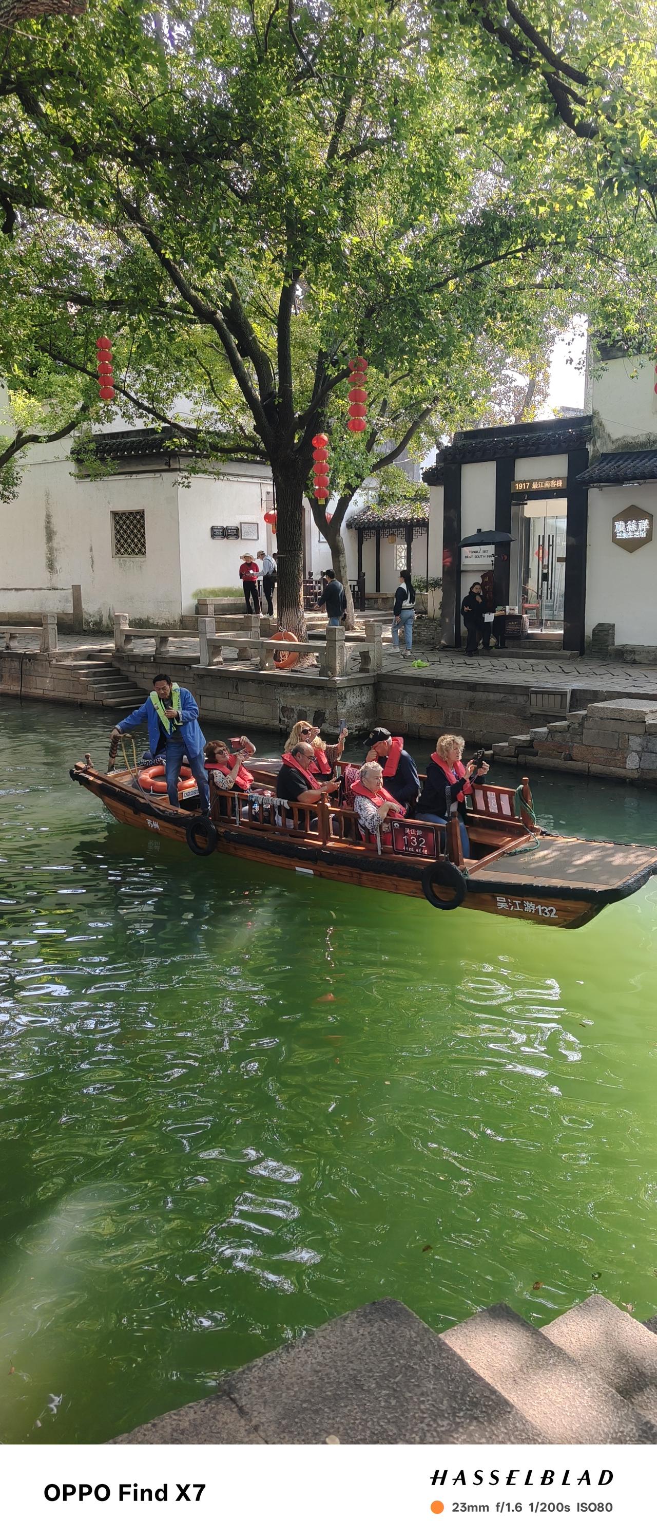 秋天的苏州同里古镇，人从众𠈌的快乐为了去看传说中的同里古镇，地铁+智轧公