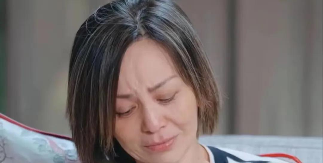 54岁王琳自揭家丑：被17岁儿子打到牙出血演员王琳，昨日打破沉默、揭开家丑，含