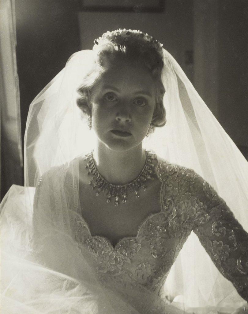 【news】格伦康纳夫人的婚纱由诺曼·哈特内尔爵士于1956年设计，最近以7,6