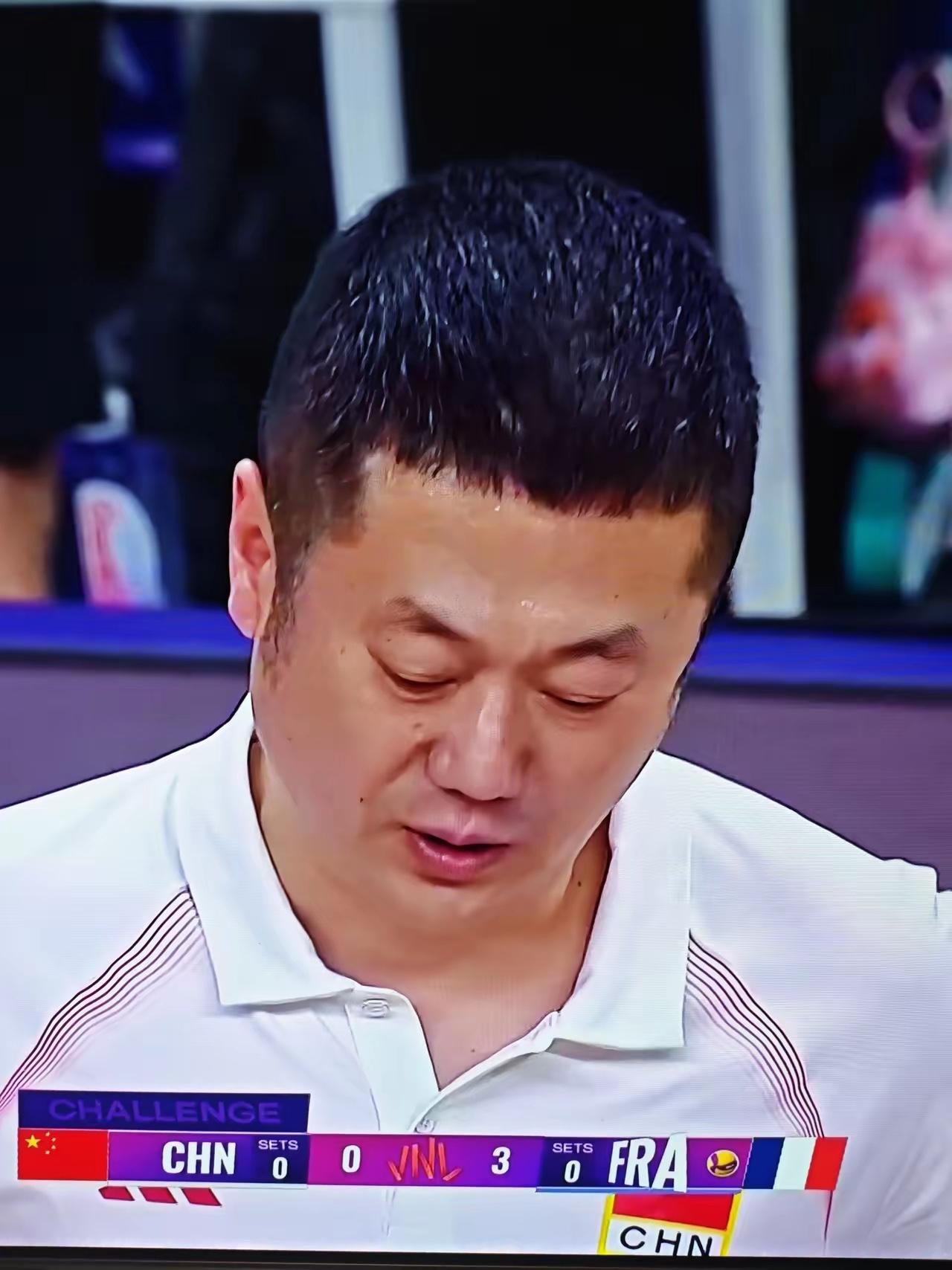 赵勇换人又换出王炸。当中国女排陷入困境，比分落后于法国女排5分时，此局将至局末，