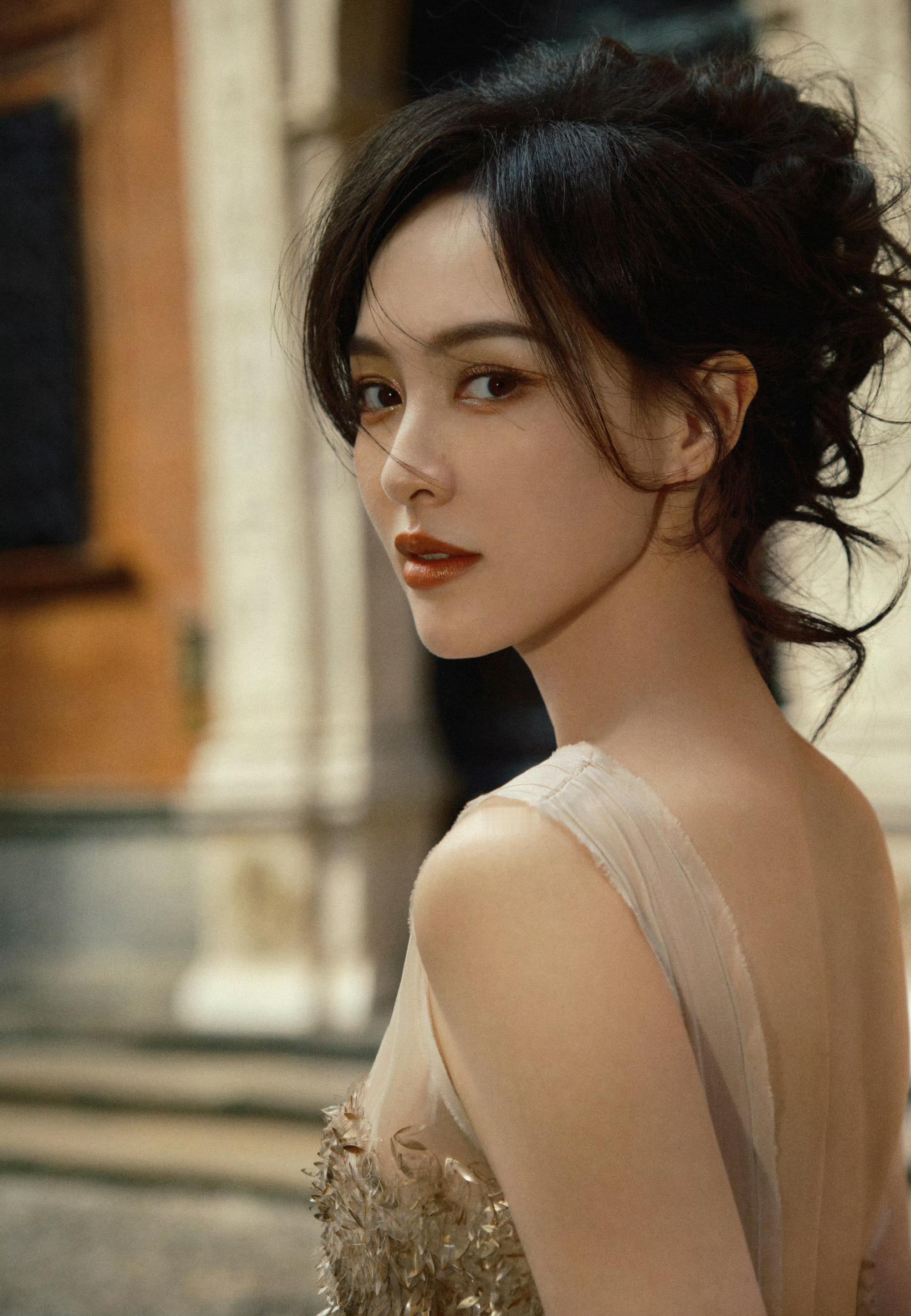 唐嫣时尚穿搭精选：巴黎有约，金灿灿的亮片礼服，明艳动人的内娱女明星。唐嫣